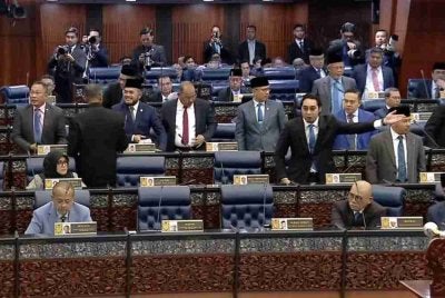 Sebahagian besar ahli Parlimen blok Pembangkan bertindak keluar dewan selepas permintaan penangguhan sidang khas Dewan Rakyat untuk membahaskan laporan RCI Tabung Haji ditangguhkan, ditolak Speaker.