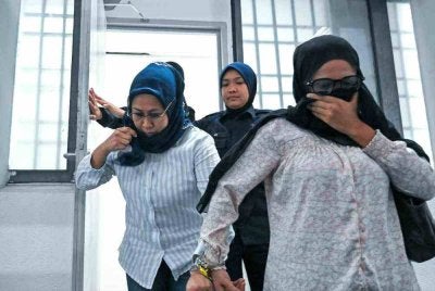 Dua wanita didakwa di Mahkamah Majistret di sini hari ini atas tiga pertuduhan menipu seorang pesara kononnya bagi menyelesaikan tunggakan cukai tidak wujud membabitkan jumlah kira-kira RM120,000, April hingga Jun lalu. Foto Bernama. 