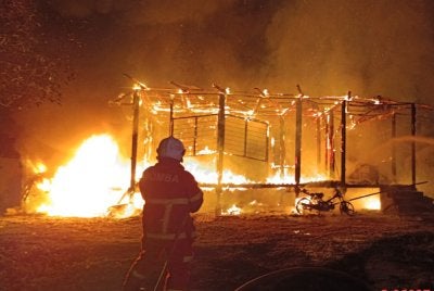 Bomba menerima panggilan kecemasan berhubung kejadian jam 4.11 pagi