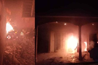 Keadaan rumah mangsa yang marak terbakar dengan kemusnahan dianggarkan 70 peratus ketika pasukan bomba tiba. Foto JBPM Perak