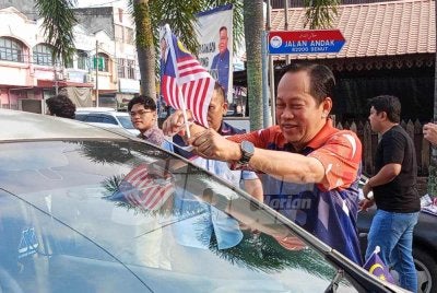 Ahmad memasang Jalur Gemilang pada kereta penduduk di Pekan Benut bagi menyemarakkan semangat patriotik menjelang sambutan Hari Kebangsaan.