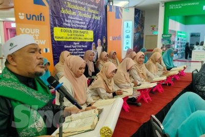 Timbalan Mudir Pondok Hidayatullah, Abu Bakar Omar (kiri) menyampaikan tadabbur Surah Al-Muzammil sempena penganjuran program Malaysia #QuranHour anjuran Rumah Ngaji Teluk Muroh di Pusat Beli-belah AEON Seri Manjung pada Sabtu.