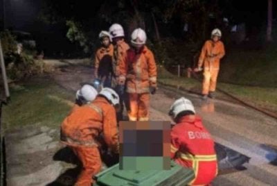 Identiti tiga sekeluarga maut dalam kebakaran sebuah rumah di Desa Mawar 2, Muadzam Shah, awal pagi tadi sudah dikenal pasti.