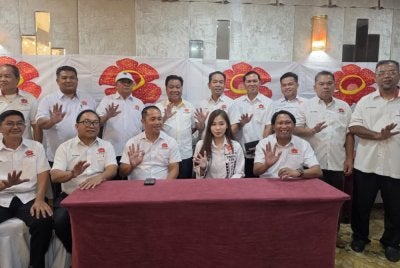 Priceless (duduk, dua dari kanan) bersama pimpinan tertinggi KDM semasa pertemuan Majlis Tertinggi KDM di Papar.