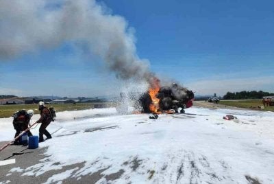 Anggota bomba sedang memadamkan kebakaran di sini pada Sabtu 