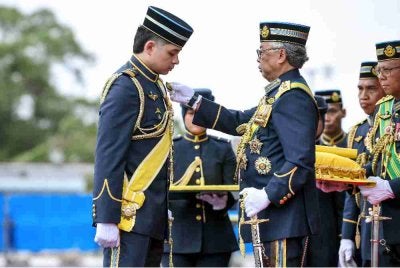 Sultan Pahang Al-Sultan Abdullah Ri'ayatuddin Al-Mustafa Billah Shah berkenan mengurniakan Sayap Penerbangan Tentera Udara Diraja Malaysia (TUDM) kepada paduka anakanda Tengku Mahkota Pahang Tengku Hassanal Ibrahim Alam Shah Al-Sultan Abdullah Ri'ayatuddin Al-Mustafa Billah Shah bersama 39 graduan Angkatan Tentera Malaysia (ATM) sempena Istiadat Perbarisan Pengurniaan Sayap Penerbangan di Kolej Tentera Udara, pada Sabtu. Foto Bernama