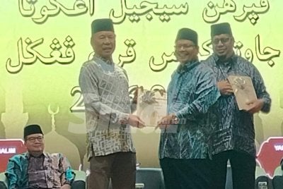 Mohd Annuar (kiri) menyampaikan Sijil Anggota Jawatankuasa Kariah Penggal 2026-2029 kepada Orang Besar Jajahan Bagan Datuk, Datuk Dr Khalid Ismail sempena Konvensyen Jawatankuasa Kariah Masjid Negeri Perak Tahun 2026 di Pusat Konvensyen Casuarina Ipoh pada Sabtu.