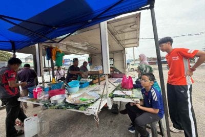 Walaupun sibuk dengan kerjaya namun, Rosdi (tiga dari kiri) tidak membataskan masa untuk berniaga kerana perniagaan sudah menjadi darah dagingnya.