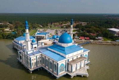Masjid Tuminah Hamidi di Bagan Datuk disenaraikan sebagai Masjid Pelancongan ke-98 atas keunikan seni bina serta kesediaan kemudahan serba lengkap, termasuk galeri yang berfungsi sebagai pusat ilmu. Foto: Bernama 