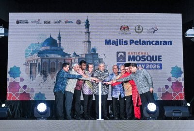 BAGAN DATUK, 15 Ogos --
Turut hadir Pengerusi Jawatankuasa Pembangunan Luar Bandar, Perladangan, Pertanian dan Industri Makanan negeri Datuk Mohd Zolkafly Harun (empat, kanan), Ketua Setiausaha Kementerian Pelancongan, Seni dan Budaya (MOTAC) Datuk Shaharuddin Abu Sohot (empat, kiri) dan Ketua Pengarah Pusat Pelancongan Islam Mohammad Faisal Abu Suaib (tiga, kiri).
--fotoBERNAMA (2026) HAK CIPTA TERPELIHARA