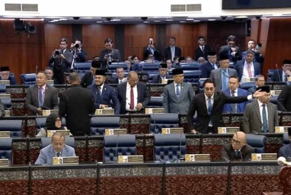 Sebahagian besar ahli Parlimen blok pembangkang bertindak keluar dewan selepas permintaan penangguhan sidang khas Dewan Rakyat untuk membahaskan laporan RCI Tabung Haji ditangguhkan, ditolak Speaker.