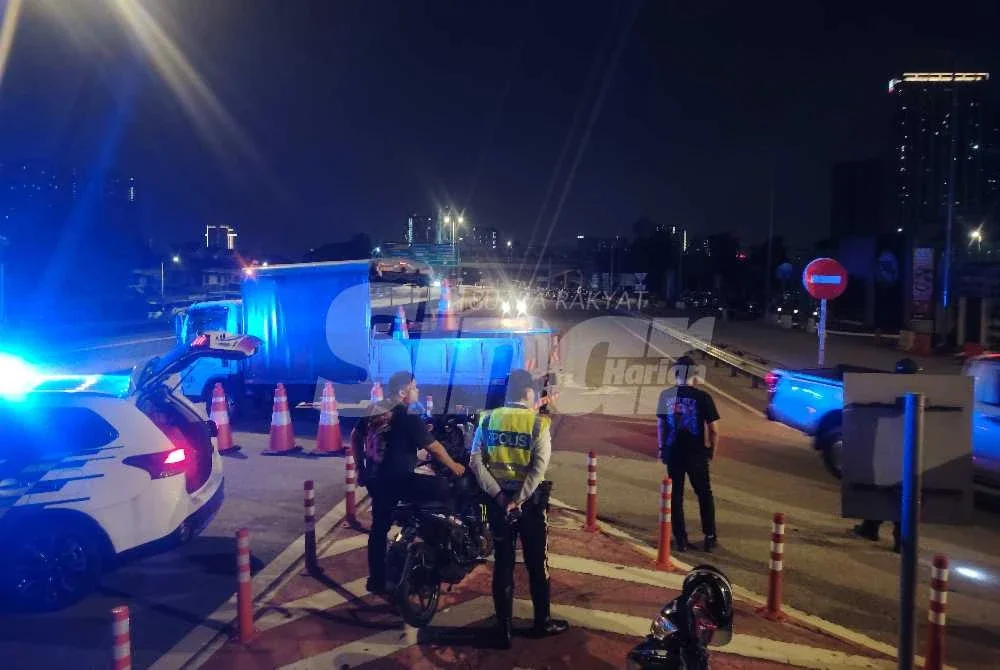 Polis menutup laluan bagi melaksanakan pemeriksaan penuh penunggang motosikal di Lebuhraya DUKE pada Ahad.