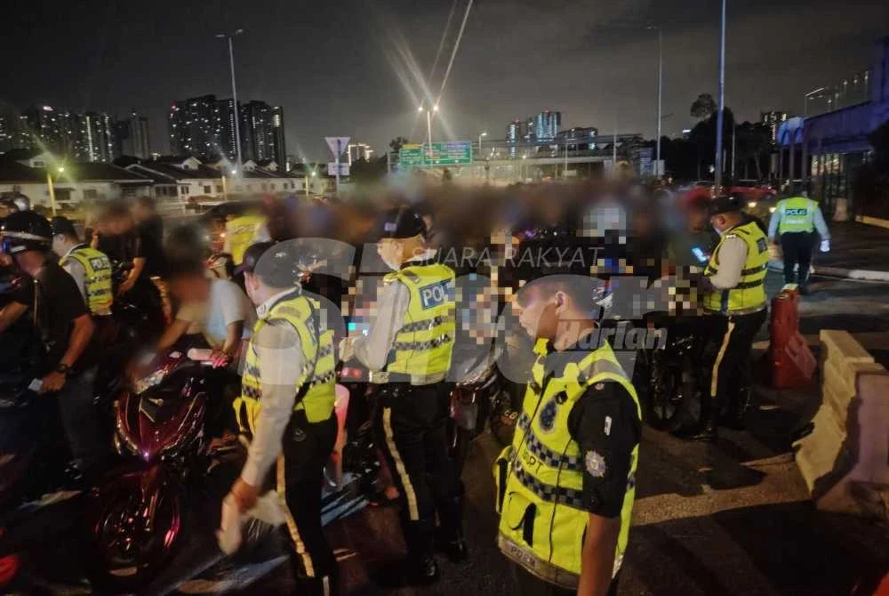 Anggota JSPT Kuala Lumpur mengeluarkan saman atas kelbagai kesalahan semasa operasi Op Samseng Jalanan di Lebuhraya DUKE pada Ahad.