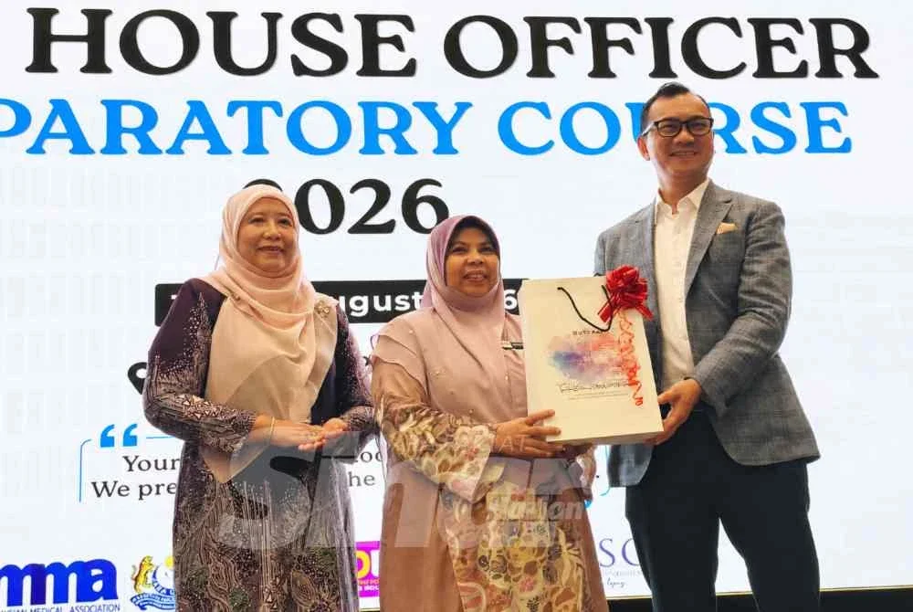 Dr Rohana (tengah) bersama Dr Ab Rahman (kanan) semasa merasmikan Program Universiti Sains Malaysia (USM) House Officer Preparatory Course 2026 di Auditorium Kompleks Pentadbiran Hospital Pakar Universiti Sains Malaysia (HPUSM) di Kota Bharu pada Ahad.