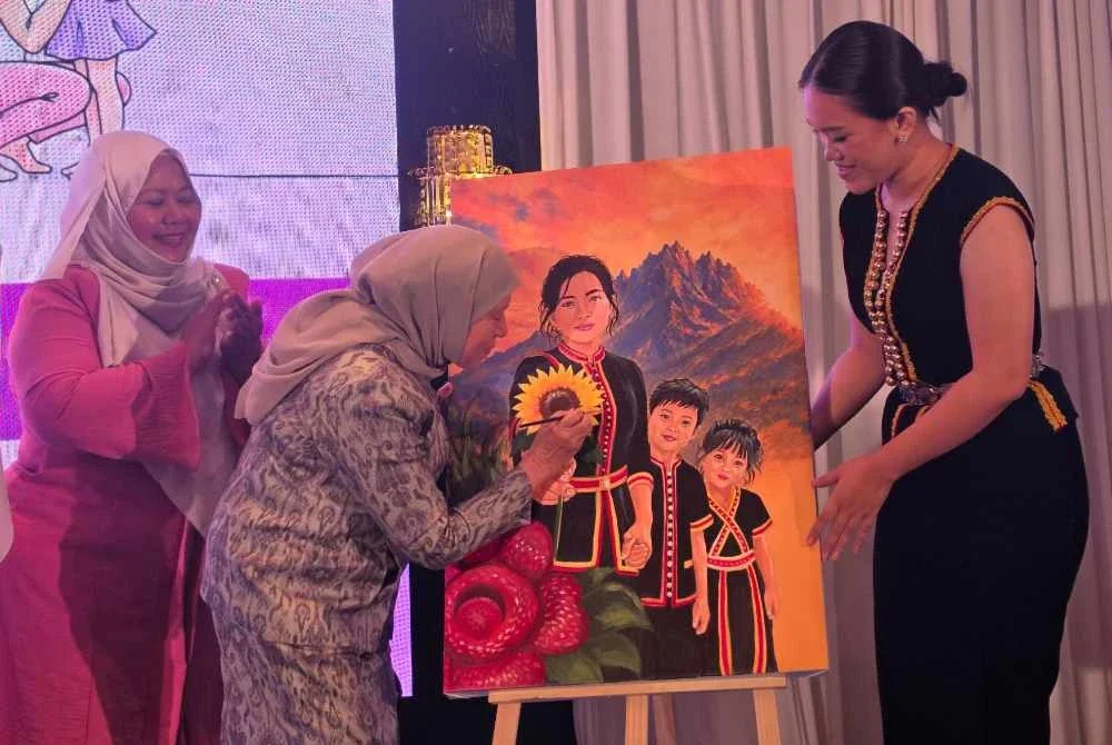 Nancy (tengah) ketika merasmikan Program Kasih Ibu Tunggal di Kota Kinabalu pada Ahad.