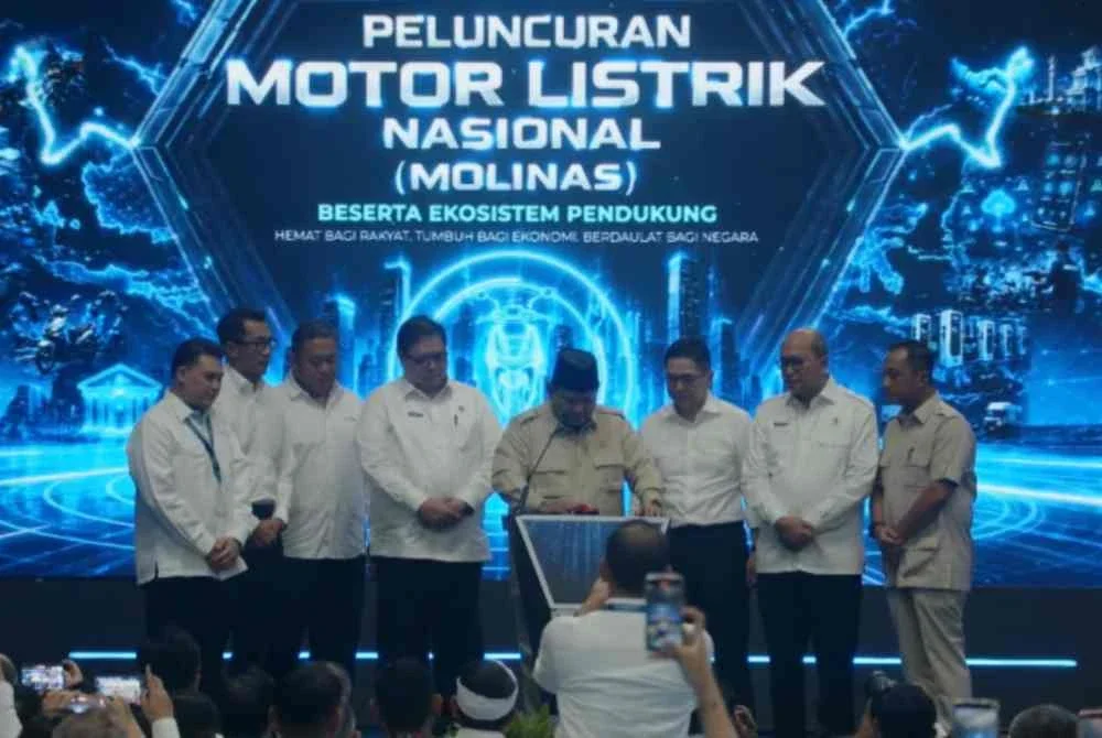 Prabowo tengah ketika merasmikan program motosikal elektrik nasional di Jawa Barat. Foto: Kompas.com.
