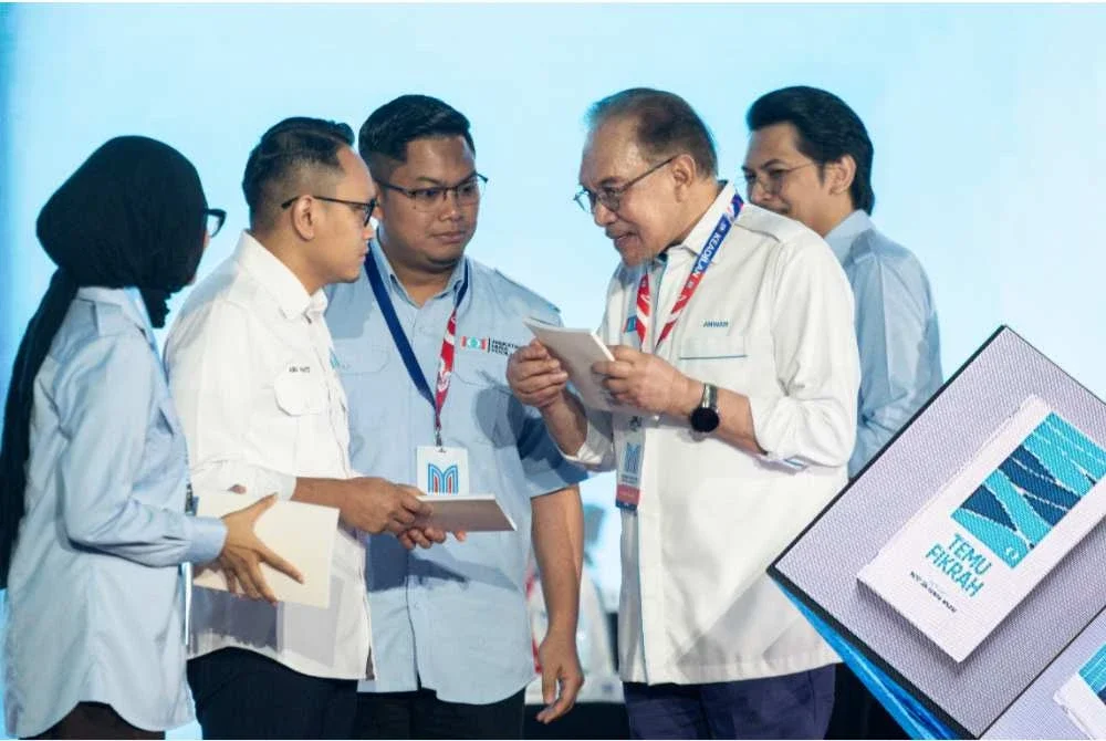 Anwar (dua, kanan) yang juga Presiden PKR menyempurnakan pelancaran buku Temu Fikrah pada Kongres Nasional PKR 2026 di Pusat Dagangan Antarabangsa Melaka (MITC) Ayer Keroh. Foto Bernama