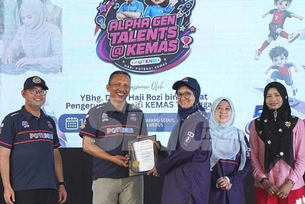 Rozi (dua dari kiri) menyampaikan hadiah sempena Program Alpha Gen Talents@Kemas di Kuala Nerus pada Sabtu.