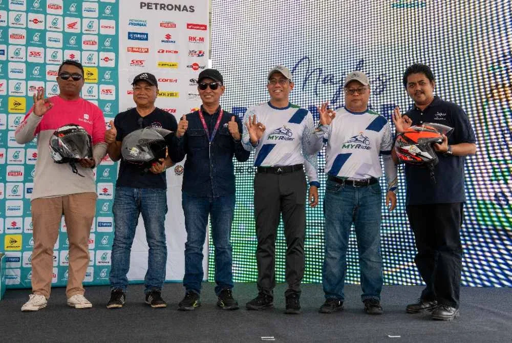 Azlan (tiga dari kanan) pada majlis pelancaran MYRIDERID di Stadium Negeri Pulau Pinang, Batu Kawan pada Ahad.