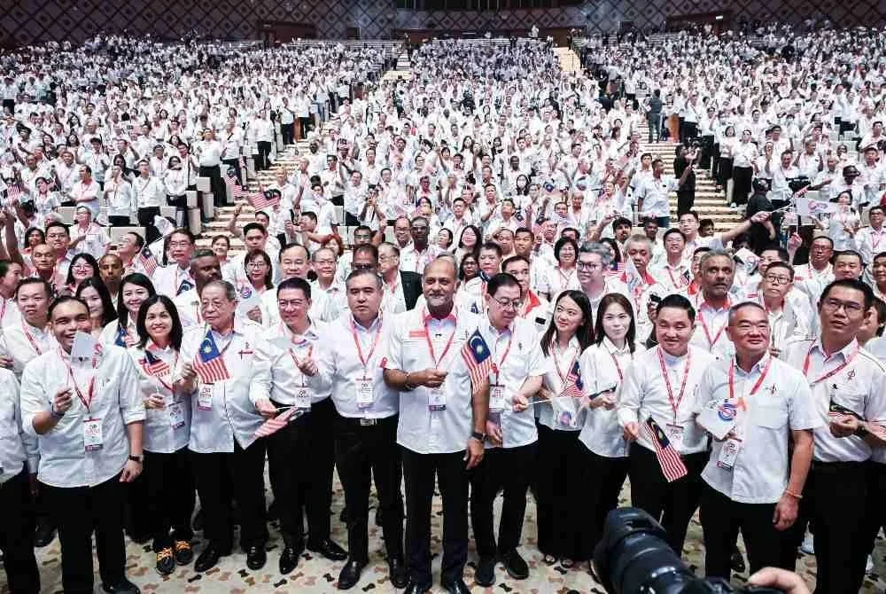 Pengerusi Kebangsaan DAP, Gobind Singh Deo (enam, kiri) bergambar pada Persidangan Kebangsaan DAP 2026 di Pusat Konvensyen Antarabangsa Putrajaya hari ini. Foto Bernama. 