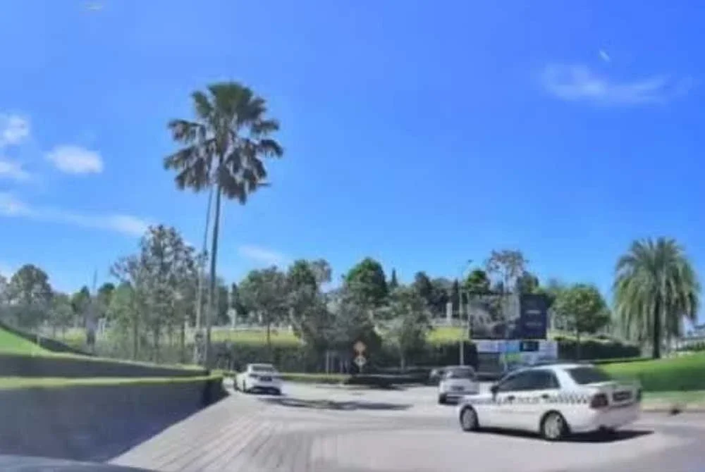 Tular video memaparkan sebuah kereta jenis Kia Forte berwarna putih dikejar polis dalam kejadian di Bandar Eco Majestic pada Sabtu.