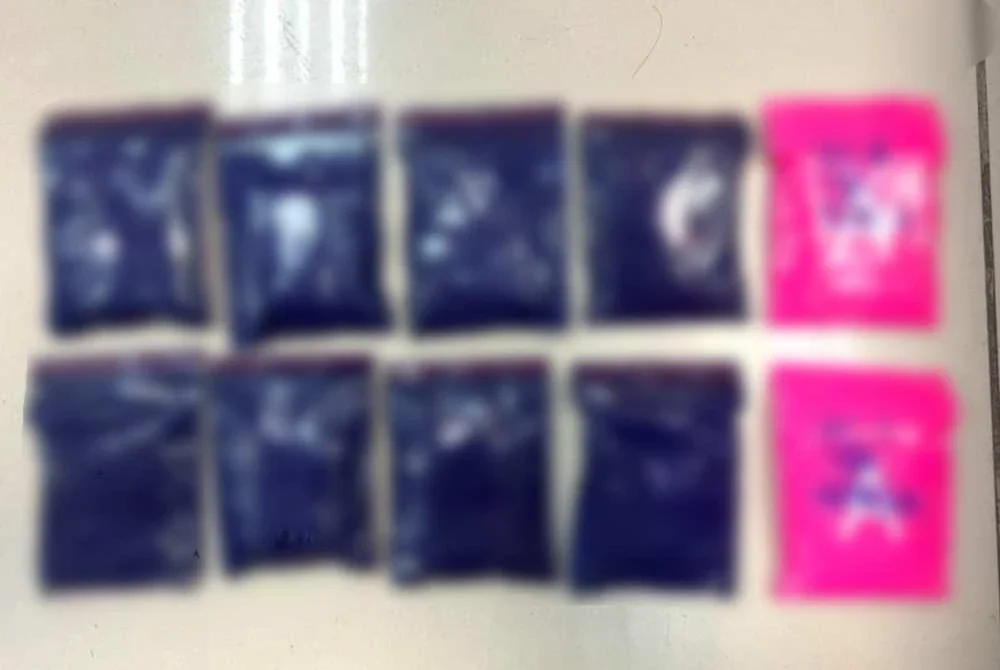 Plastik mengandungi pil kuda yang ditemui oleh polis. Foto PDRM