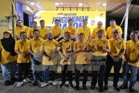 Rafizi (depan, tengah) bersama Nik Nazmi Nik Ahmad (depan, empat dari kanan) selepas Pengumuman Calon Bersama bagi Pilihan Raya Negeri (PRN) Melaka pada Sabtu.