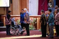 Sultan Nazrin berkenan menyampaikan hadiah kepada Maisarah Nabila Che Hafizie (berkerusi roda) dari SMK Seri Budiman, Hulu Perak yang menjadi Johan Pertandingan Karikatur sempena Program Menyemai Semangat Kesetiaan Kepada Raja dan Negara Sempena Sambutan Bulan Kemerdekaan Negeri Perak Tahun 2026 di Dewan Bankuet Bangunan Perak Darul Ridzuan di sini pada malam Sabtu.