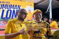 Dr Muhammad Solehin bersama Pengasas Bersama, Datuk Seri Rafizi Ramli pada Majlis Pengumuman Calon Bersama PRN Melaka di Batu Berendam pada Sabtu.