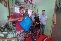 Seng Huat (kanan) menziarahi salah seorang penduduk semasa lawatannya dalam program
Penyampaian Sumbangan Barangan Keperluan dan Cermin Mata Percuma di Pangsapuri Rebana Bandar Bukit Raja di sini pada Ahad.
