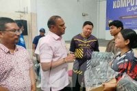 Saravanan (dua dari kiri) bertanyakan sesuatu kepada penerima selepas menyempurnakan Program Serahan Komputer Riba Kepada Mahasiswa Parlimen Tapah 2026 di Dewan Mahatma Gandhi pada Ahad.