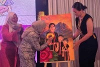 Nancy (tengah) ketika merasmikan Program Kasih Ibu Tunggal di Kota Kinabalu pada Ahad.