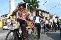 Peserta pelbagai kaum dan peringkat usia serta latar belakang dengan sebahagiannya segak mengenakan pakaian tradisional serta busana berkonsepkan retro klasik - Bernama