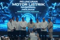 Prabowo tengah ketika merasmikan program motosikal elektrik nasional di Jawa Barat. Foto: Kompas.com.