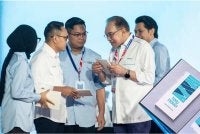 Anwar (dua, kanan) yang juga Presiden PKR menyempurnakan pelancaran buku Temu Fikrah pada Kongres Nasional PKR 2026 di Pusat Dagangan Antarabangsa Melaka (MITC) Ayer Keroh. Foto Bernama 