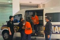 Kedua-dua suspek di bawa ke Mahkamah Majistret pada Ahad untuk proses permohonan reman. - Foto: SPRM Pahang