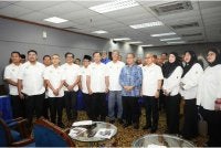 Presiden ANGKASA, Datuk Seri Dr Abdul Fattah Abdullah (lima dari kanan) dan Abu Hasan (empat dari kanan) bergambar semasa MAP Koperasi PDR di Dewan Dato’ Mohd Ali Baharum, ANGKASA, Wisma Ungku A Aziz di sini pada Ahad.