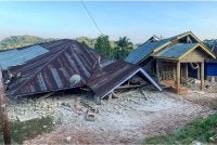 Hampir 1,000 gempa susulan direkodkan berikutan gempa bumi berukuran 7.7 magnitud yang melanda Pulau Flores, Indonesia.