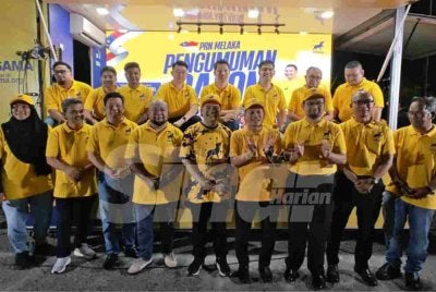 Rafizi (depan, tengah) bersama Nik Nazmi Nik Ahmad (depan, empat dari kanan) selepas Pengumuman Calon Bersama bagi Pilihan Raya Negeri (PRN) Melaka pada Sabtu.