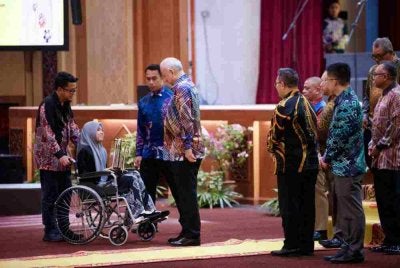 Sultan Nazrin berkenan menyampaikan hadiah kepada Maisarah Nabila Che Hafizie (berkerusi roda) dari SMK Seri Budiman, Hulu Perak yang menjadi Johan Pertandingan Karikatur sempena Program Menyemai Semangat Kesetiaan Kepada Raja dan Negara Sempena Sambutan Bulan Kemerdekaan Negeri Perak Tahun 2026 di Dewan Bankuet Bangunan Perak Darul Ridzuan di sini pada malam Sabtu.