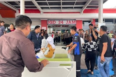 Ratusan pelajar SMA Negeri 1 Berastagi, Karo, Sumatera Utara dipercayai mengalami keracunan selepas menikmati hidangan makanan berkhasiat percuma. Foto: Agensi