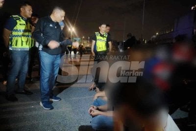 Mohd Zamzuri (tengah) memberi nasihat kepada lima samseng jalanan yang ditahan di Lebuhraya DUKE pada Ahad.