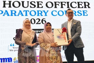Dr Rohana (tengah) bersama Dr Ab Rahman (kanan) semasa merasmikan Program Universiti Sains Malaysia (USM) House Officer Preparatory Course 2026 di Auditorium Kompleks Pentadbiran Hospital Pakar Universiti Sains Malaysia (HPUSM) di Kota Bharu pada Ahad.
