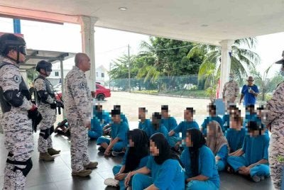 Kamal (berdiri, depan) melihat PATI yang ditahan di Kelantan.