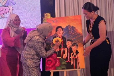 Nancy (tengah) ketika merasmikan Program Kasih Ibu Tunggal di Kota Kinabalu pada Ahad.
