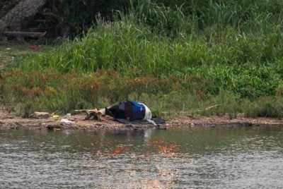 Misteri penemuan mayat wanita dalam sebuah beg pakaian di Sungai Perak, Jumaat lalu belum terungkai apabila identiti mangsa gagal dikenal pasti setakat ini. Foto Bernama