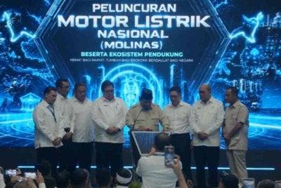 Prabowo tengah ketika merasmikan program motosikal elektrik nasional di Jawa Barat. Foto: Kompas.com.