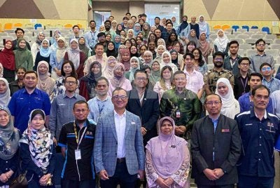 Dr Rohana (tiga dari kanan) merasmikan Program USM House Officer Preparatory Course 2026 di Auditorium Kompleks Pentadbiran HPUSM di Kota Bharu. Foto: HAZELEN LIANA KAMARUDIN