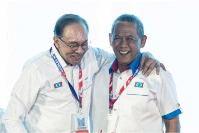 Anwar (kiri) bersama Naib Presiden PKR, Datuk Seri Aminuddin Harun pada Kongres Nasional Keadilan 2026 di Pusat Dagangan Antarabangsa Melaka (MITC) Ayer Keroh. Foto Bernama