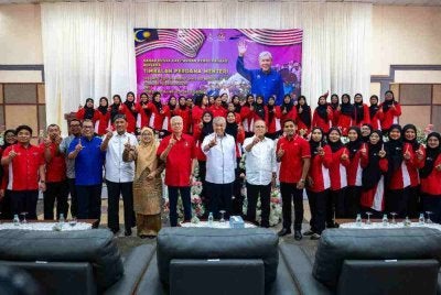 Ahmad Zahid bersama warga KEMAS Negeri Pahang pada majlis ramah mesra di sini pada Ahad.